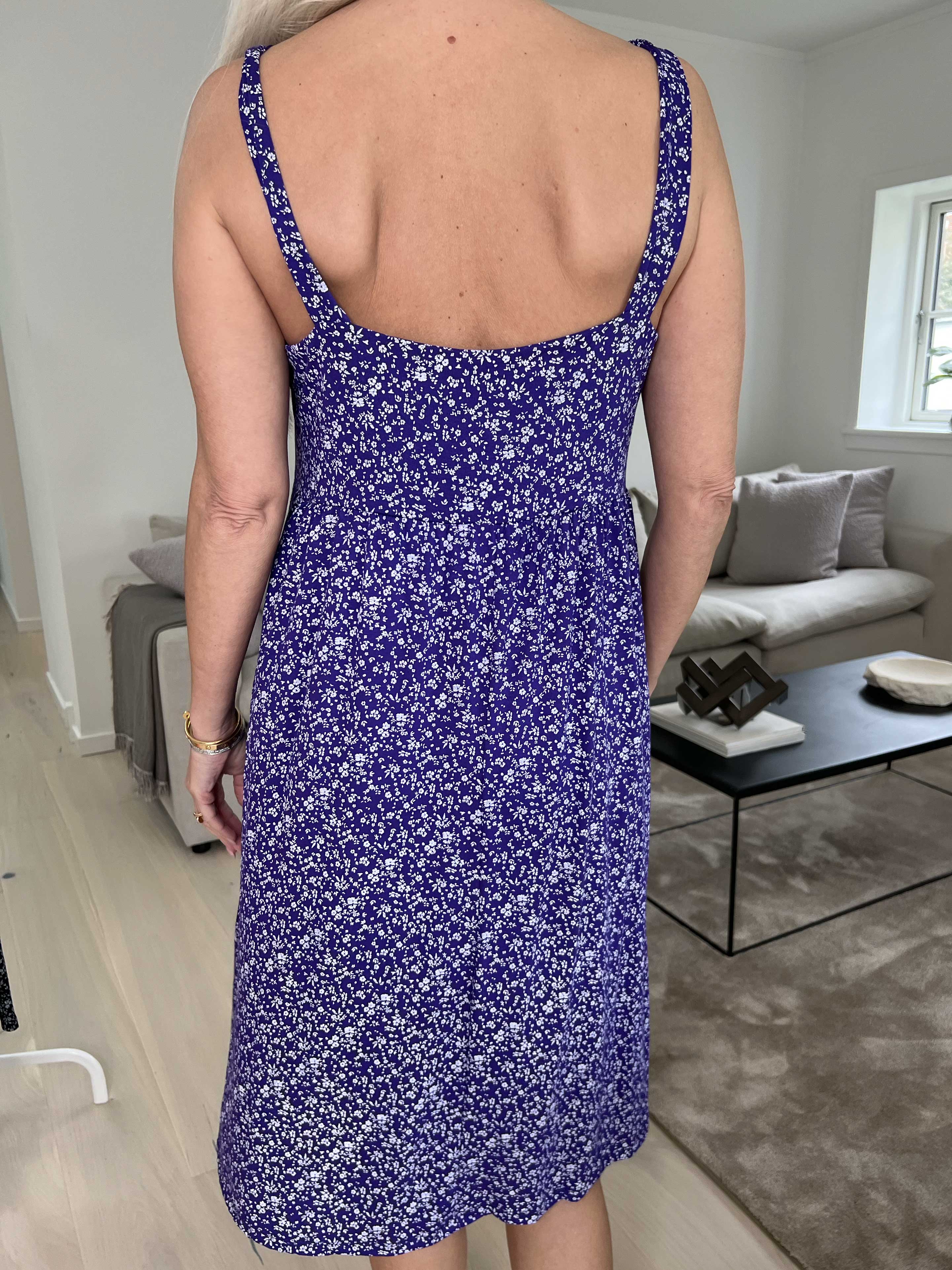 Alva - Blomstret sommerkjole med pynteknapper